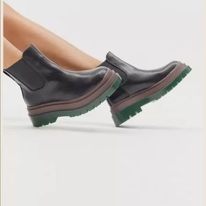 Never Worn UO Betty Treaded Chelsea Boots size 39